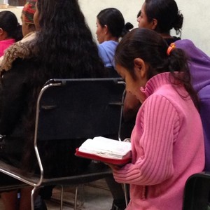 San Telmo 교회의 Ester 라는 어린이는 성경읽기를 좋아합니다.